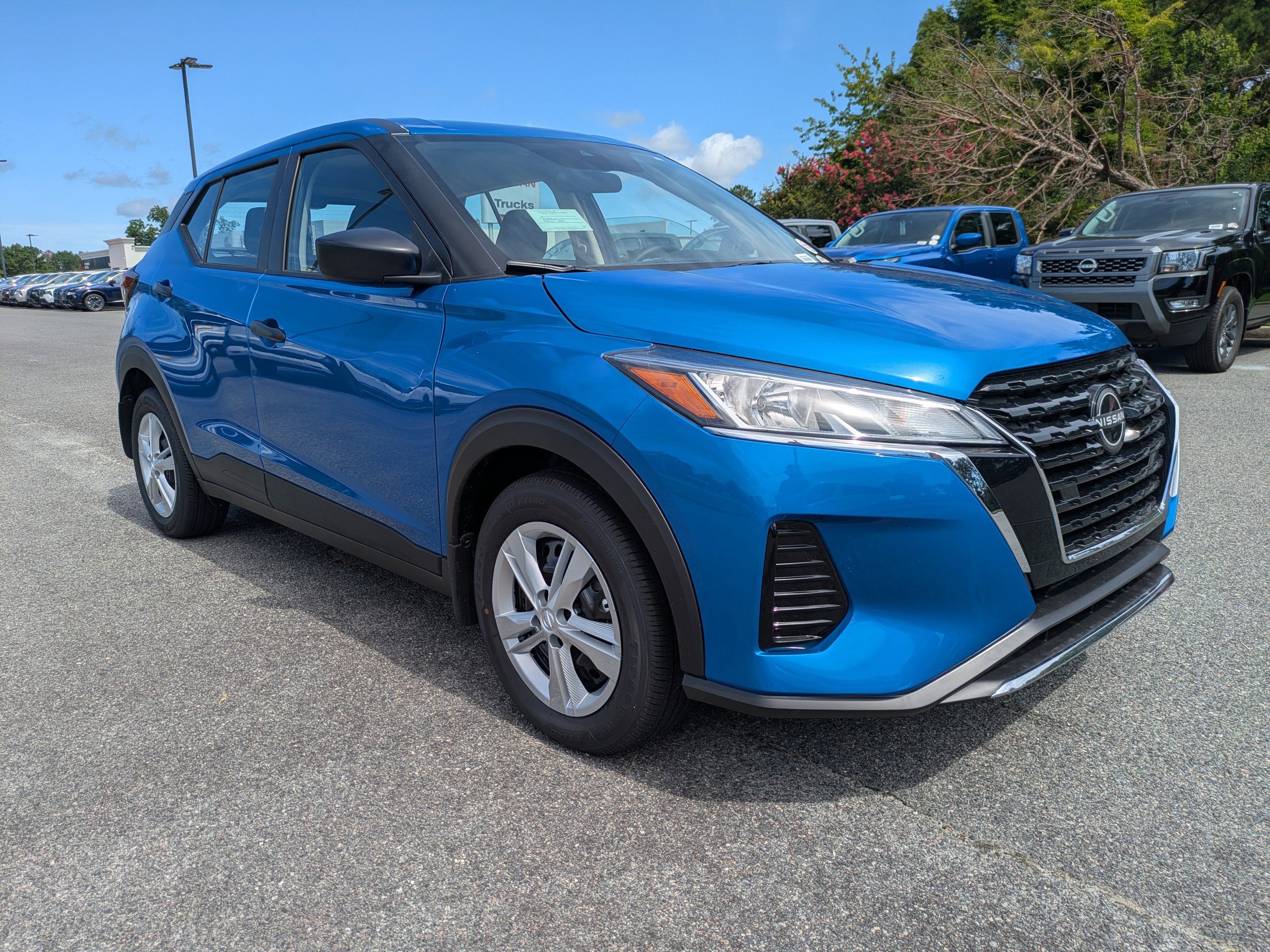 2025 Nissan Kicks Play S photo 2