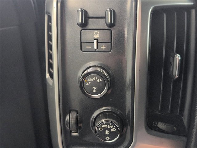 Used 2017 GRAPHITE METALLIC Chevrolet LT image 18