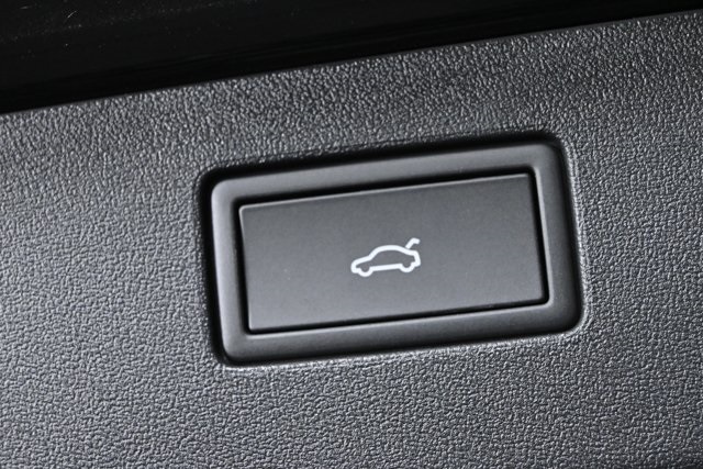 2026 Volkswagen Tiguan SEL R-Line photo 4