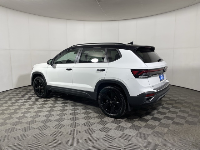 2025 Volkswagen Taos SE photo 4