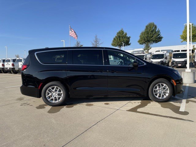 2026 Chrysler Voyager LX's photo