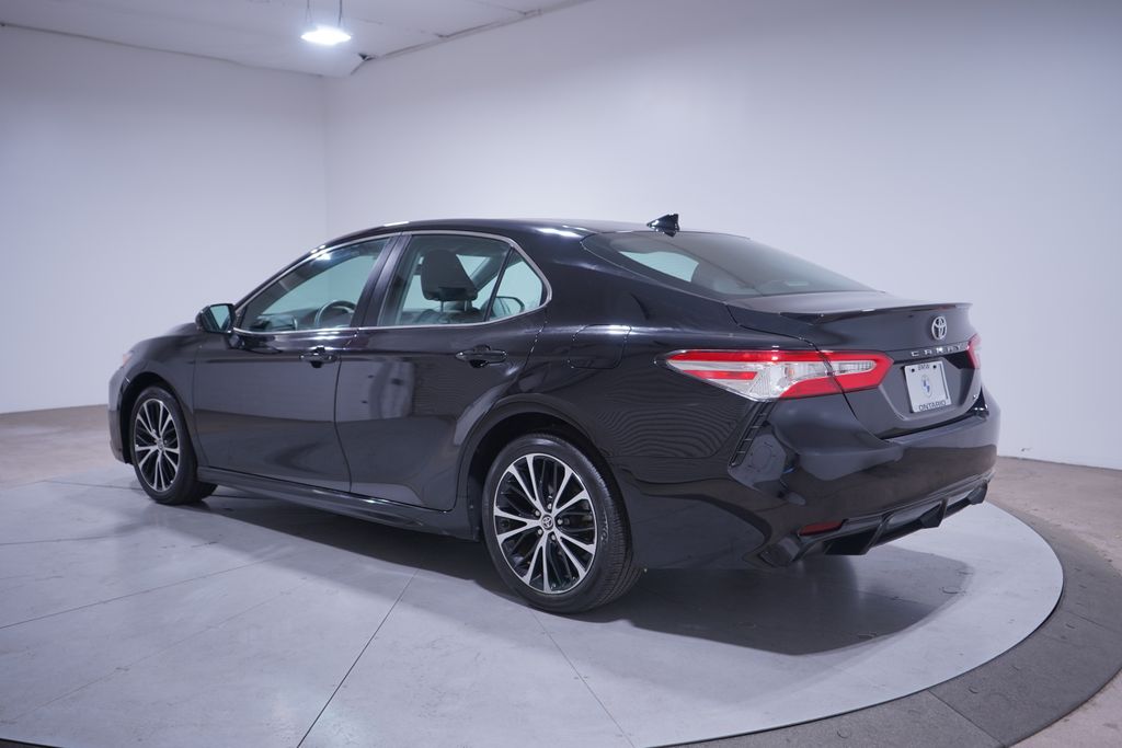 2020 Toyota Camry SE photo 3