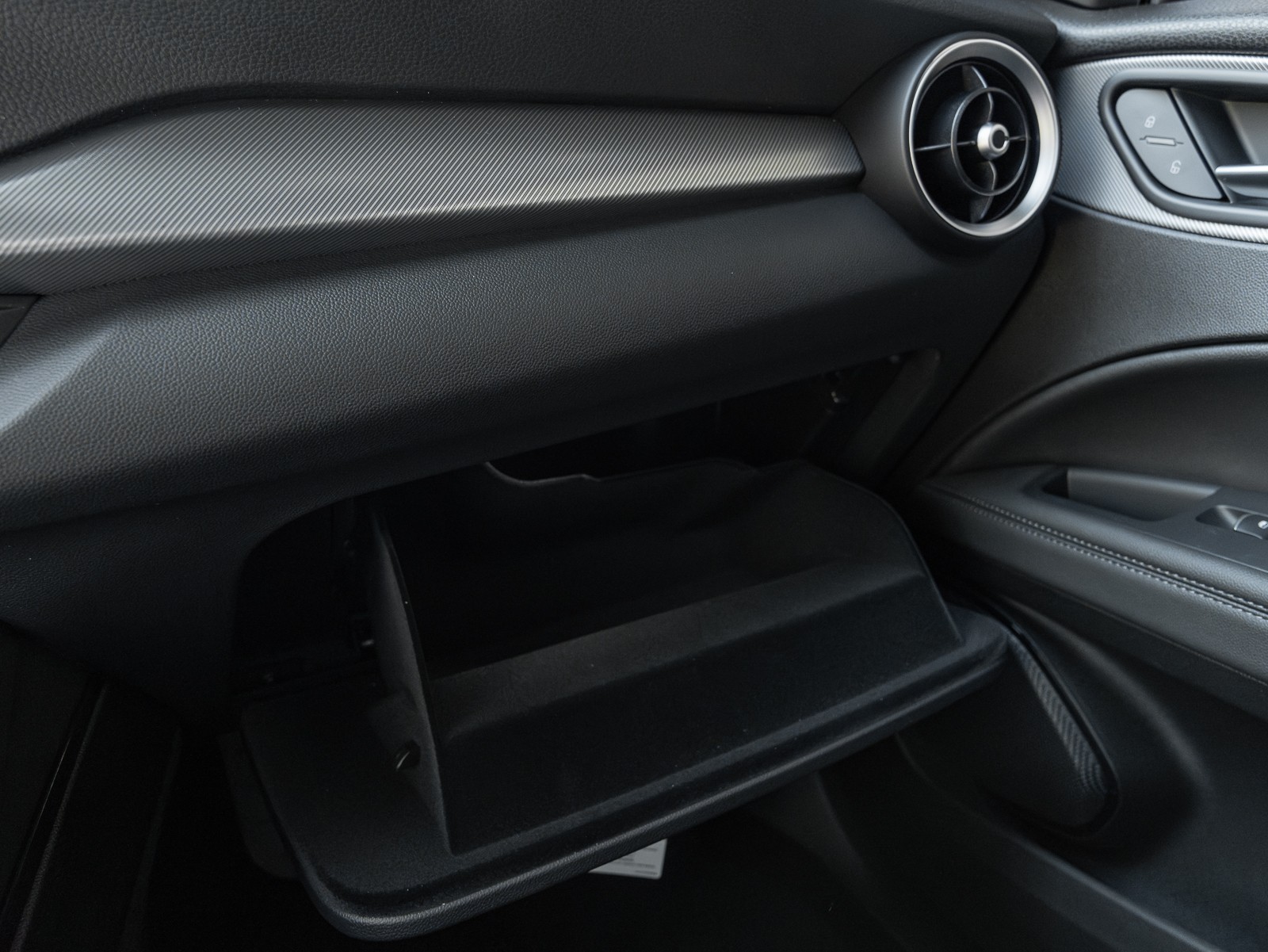 2024 Alfa Romeo Stelvio photo 39