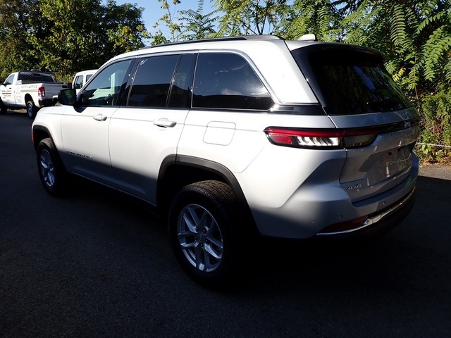 2025 Jeep Grand Cherokee Laredo X photo 2