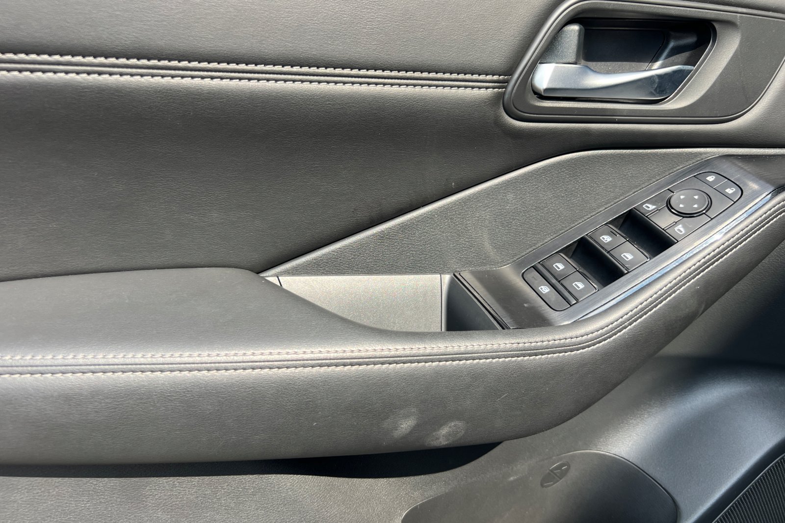 2022 Nissan Rogue SV photo 6