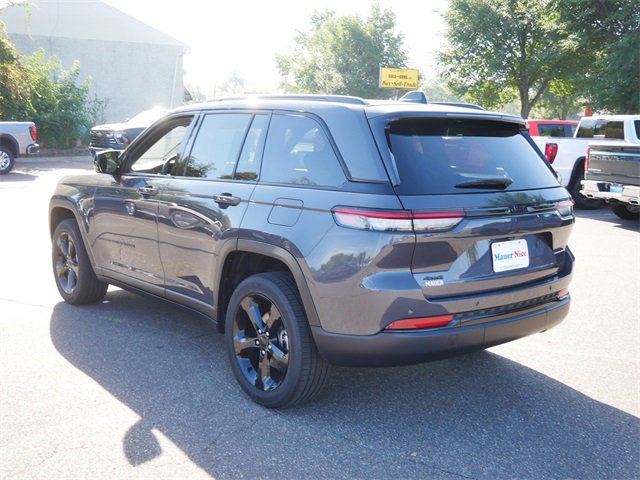 2024 Jeep Grand Cherokee Altitude photo 4
