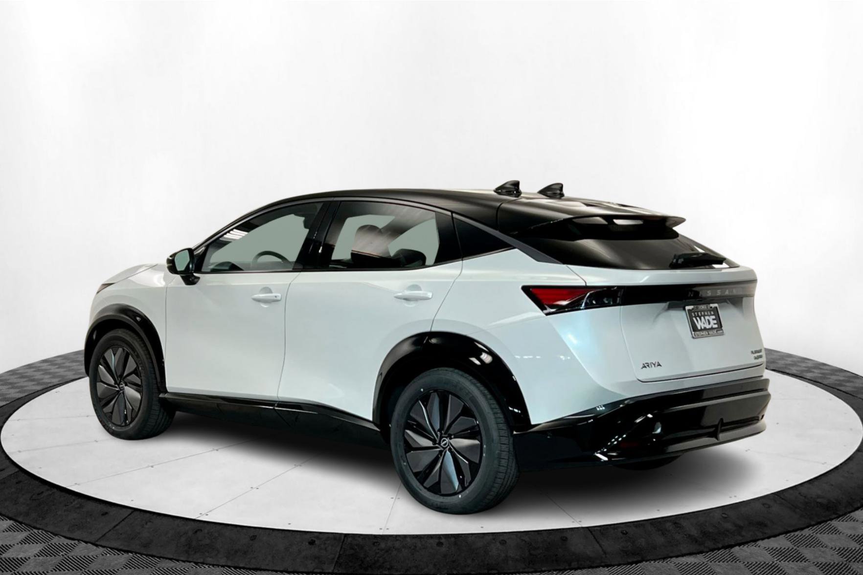 2025 Nissan ARIYA Platinum photo 3