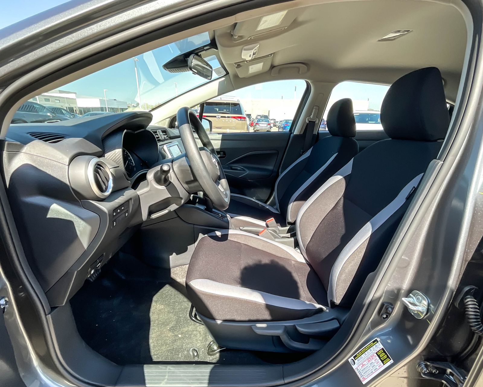 2025 Nissan Versa 1.6 S photo 10