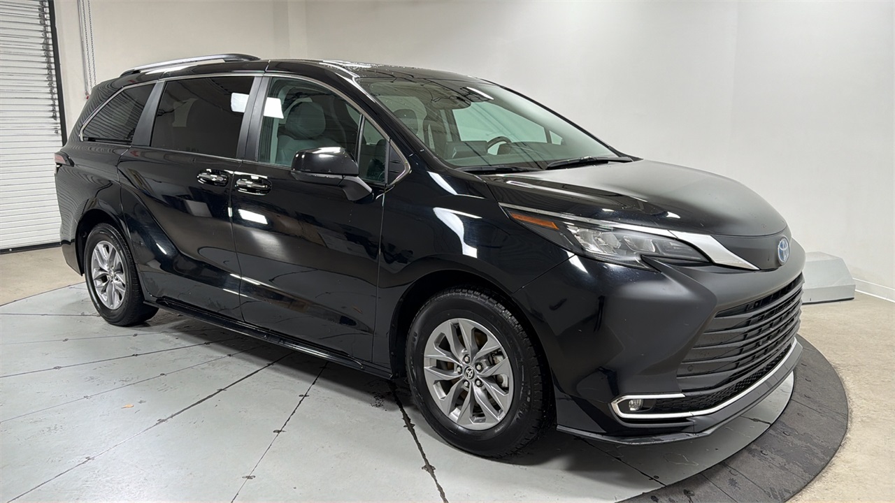 2024 Toyota Sienna XLE photo 3