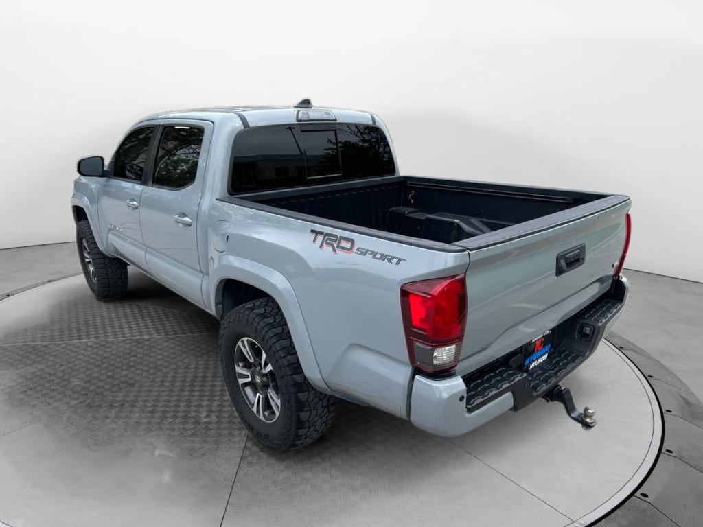 2019 Toyota Tacoma TRD Sport photo 3