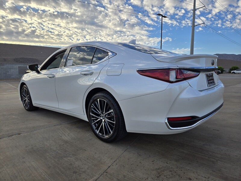 2025 Lexus ES 300h photo 4