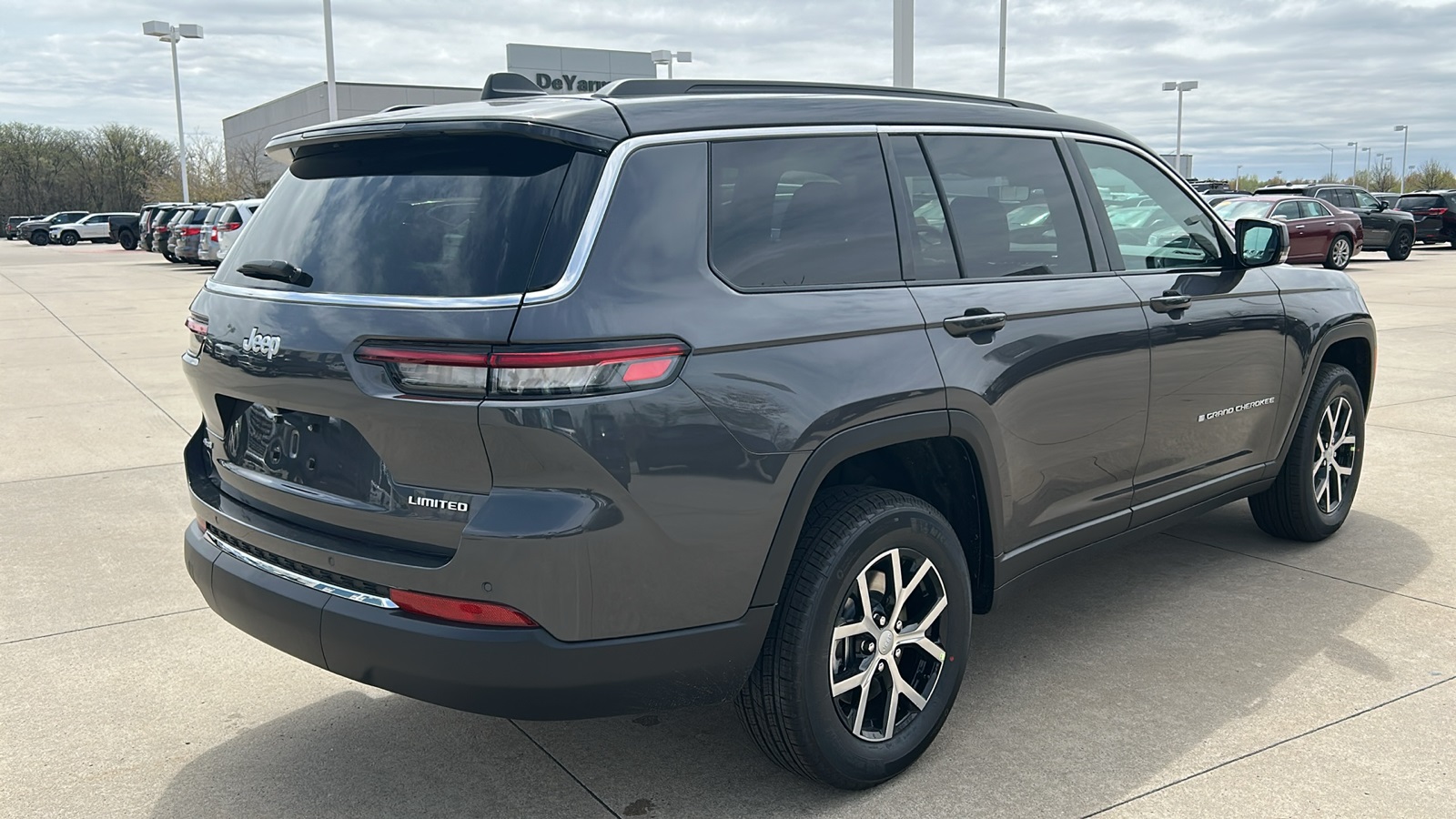 2025 Jeep Grand Cherokee Limited photo 3