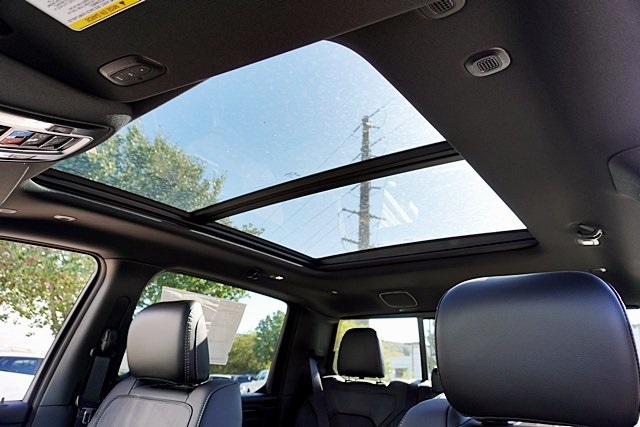 New 2026 Diamond Black Crystal Pearl-Coat Exterior Paint RAM Rebel image 23