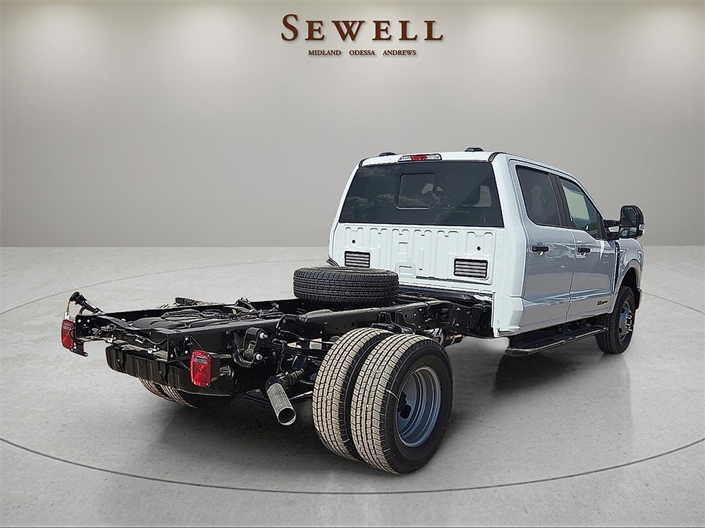 2026 Ford F-350 Super Duty Chassis Cab XL's photo