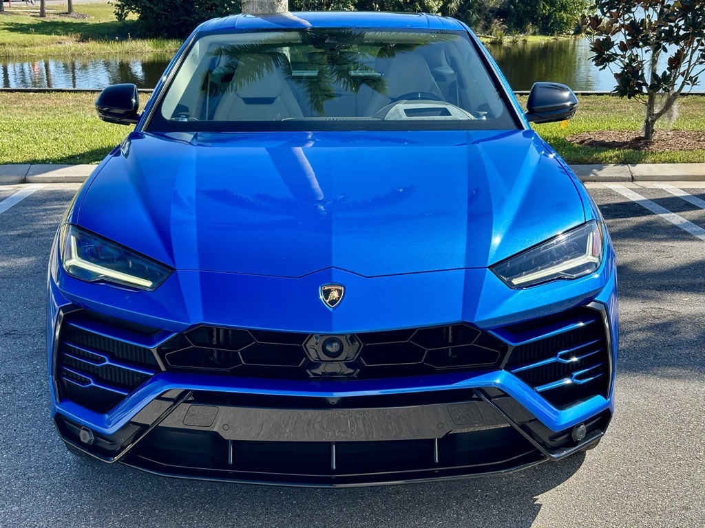 2021 Lamborghini Urus Base photo 2