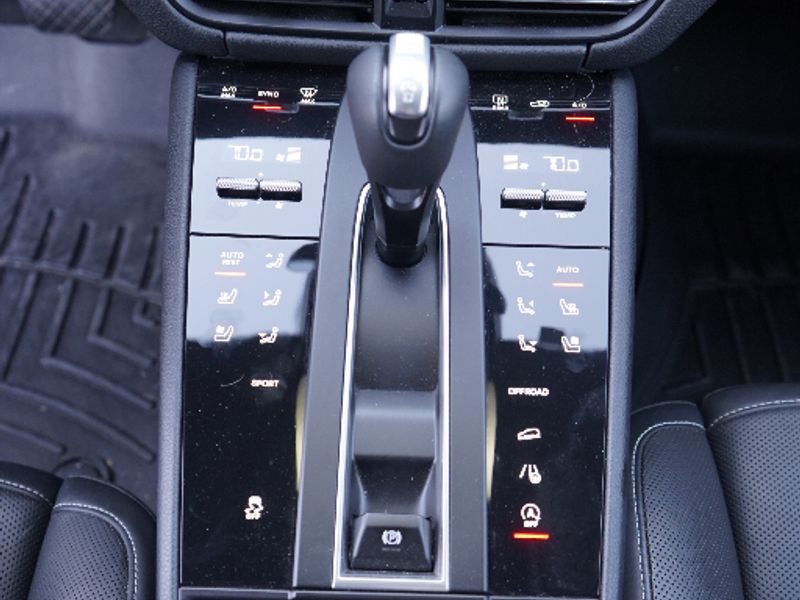 2022 Porsche Macan Base photo 16