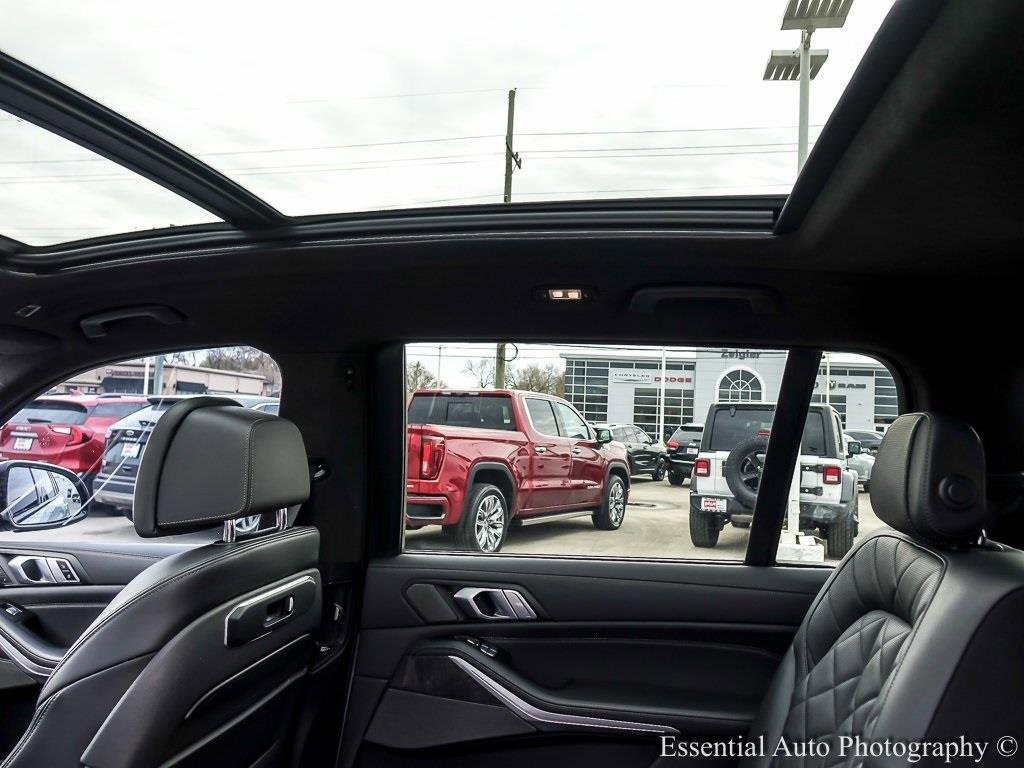 2023 BMW X7 - Image 11