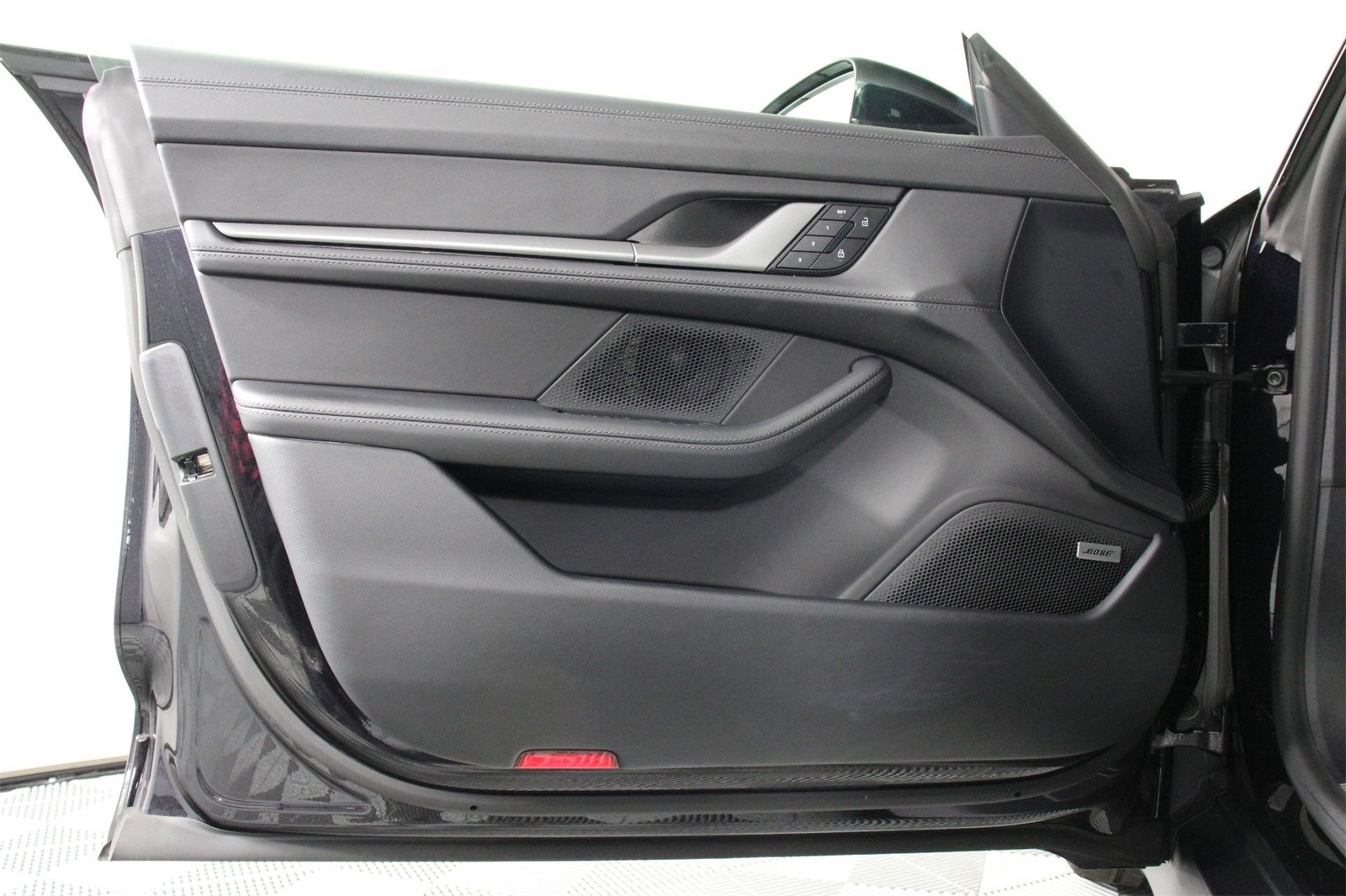 2025 Porsche Taycan photo 19