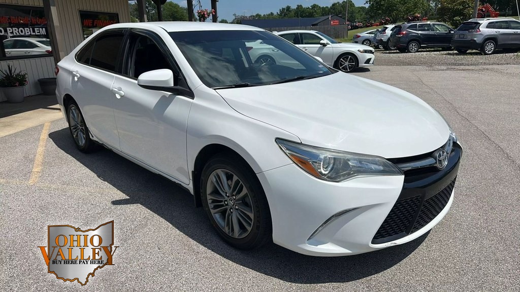 2017 Toyota Camry SE's photo
