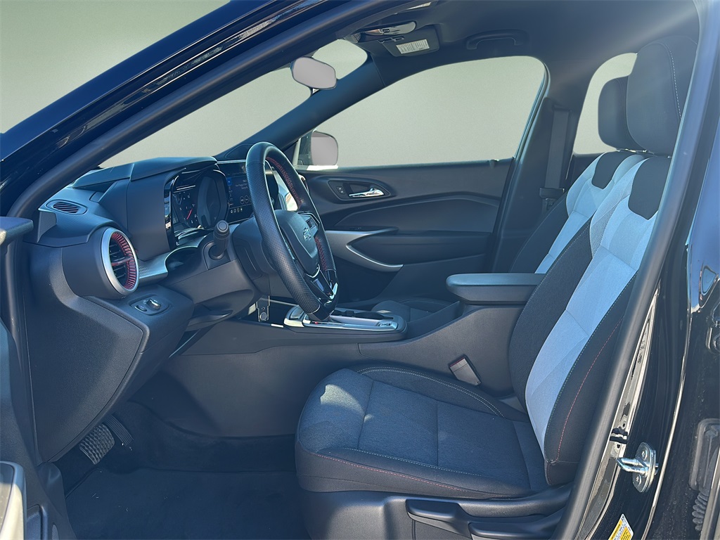 2024 Chevrolet Trax photo 2