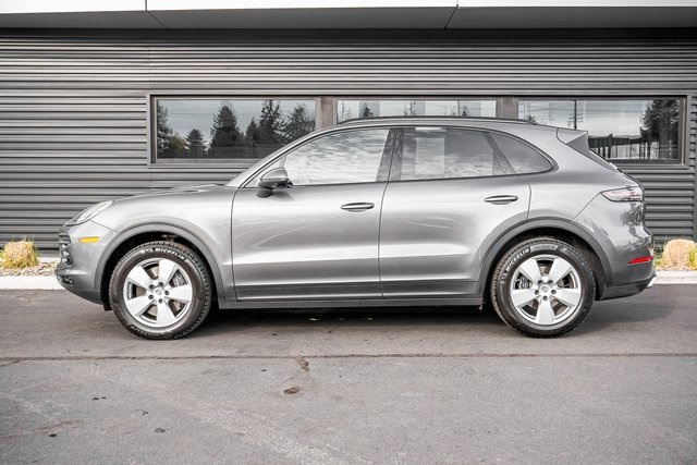 2022 Porsche Cayenne Base photo 2