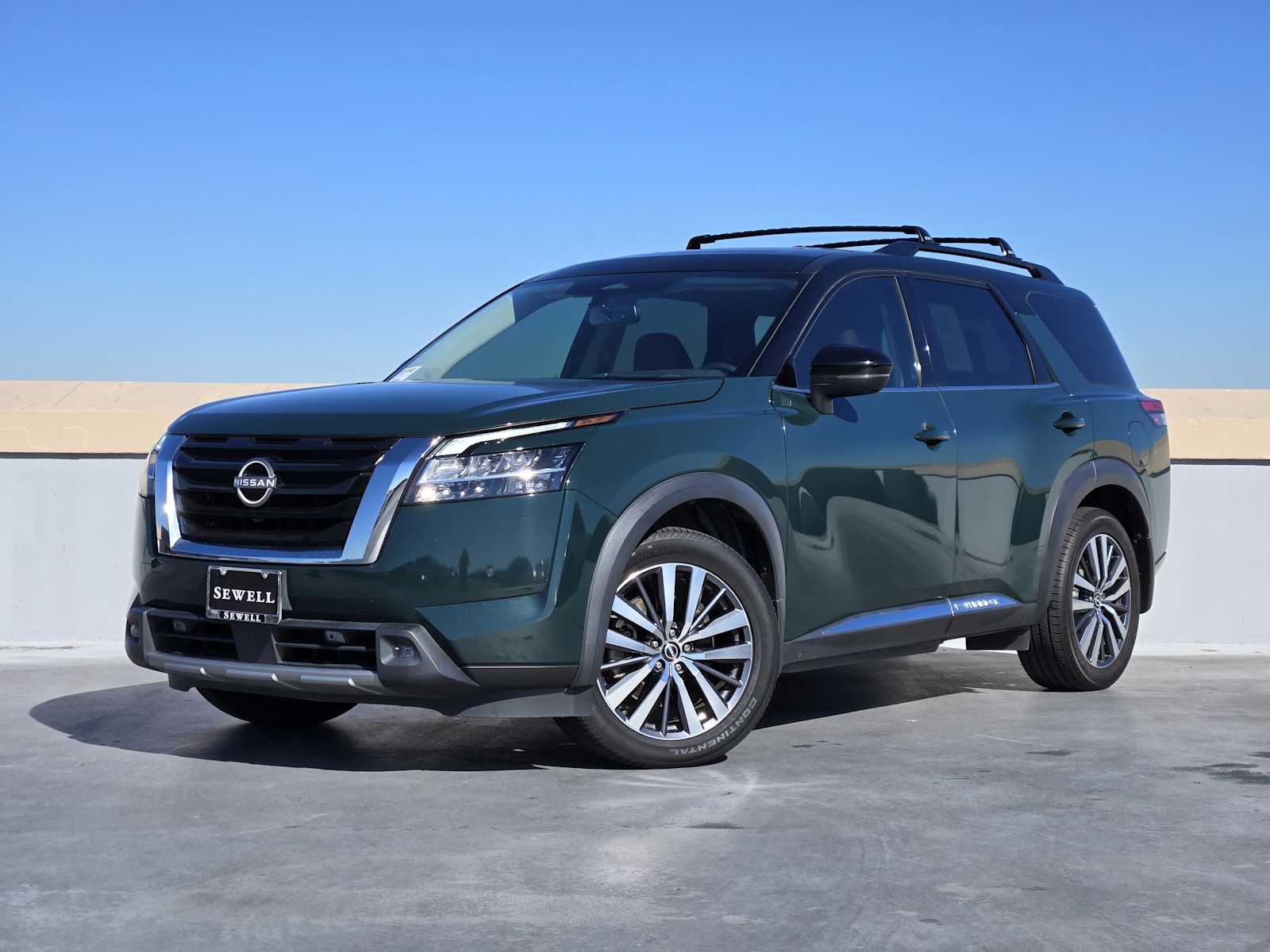 2022 Nissan Pathfinder Platinum's photo