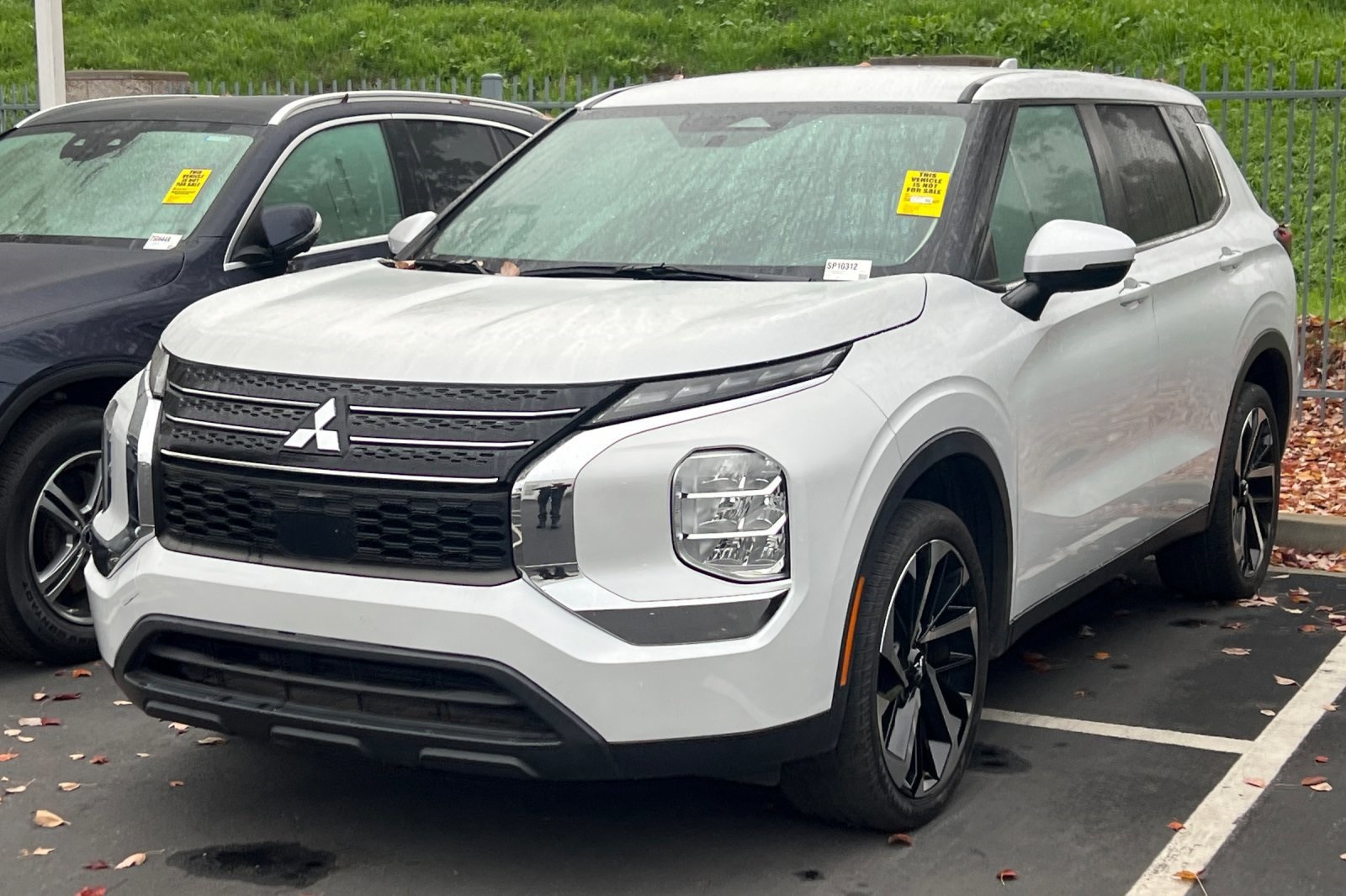 2022 Mitsubishi Outlander ES's photo