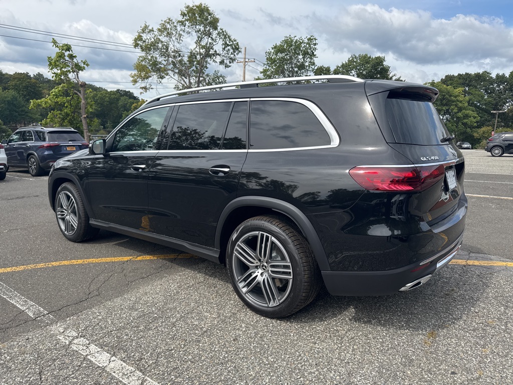 2026 Mercedes Benz GLS 450 4MATIC photo 4