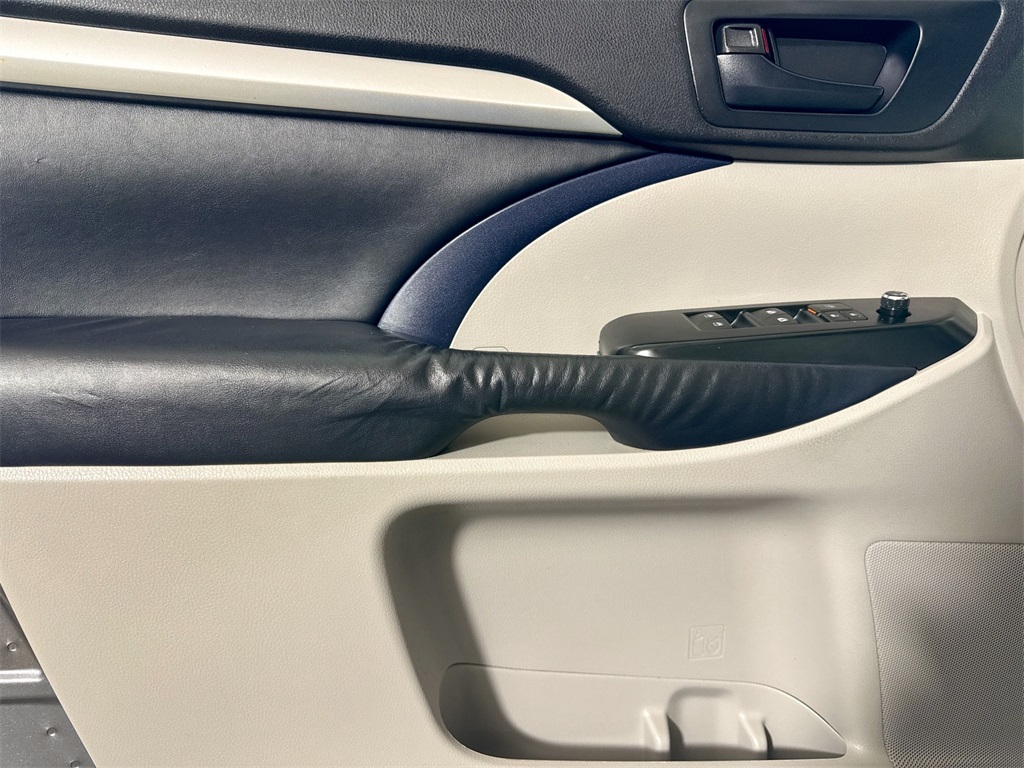 2014 Toyota Highlander LE Plus photo 23