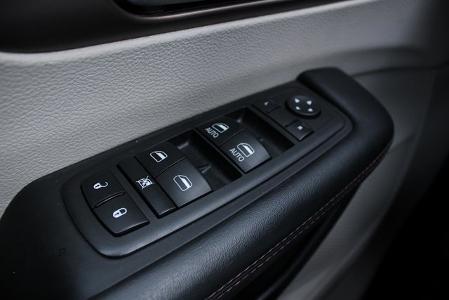 2018 Chrysler Pacifica Touring L photo 12