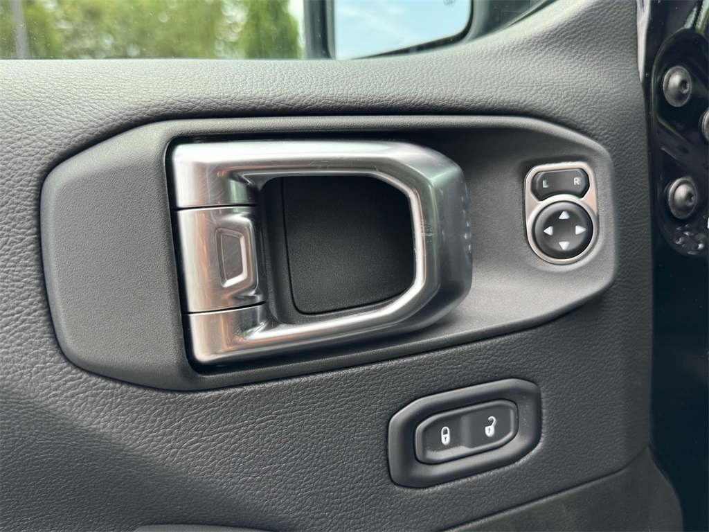 2025 Jeep Wrangler Sahara photo 26