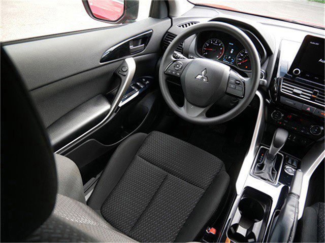 2024 Mitsubishi Eclipse Cross LE photo 8