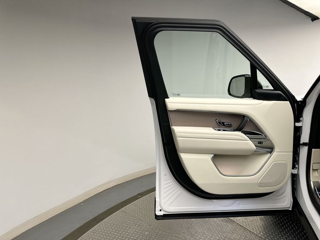 2025 Land Rover Range Rover SE photo 7