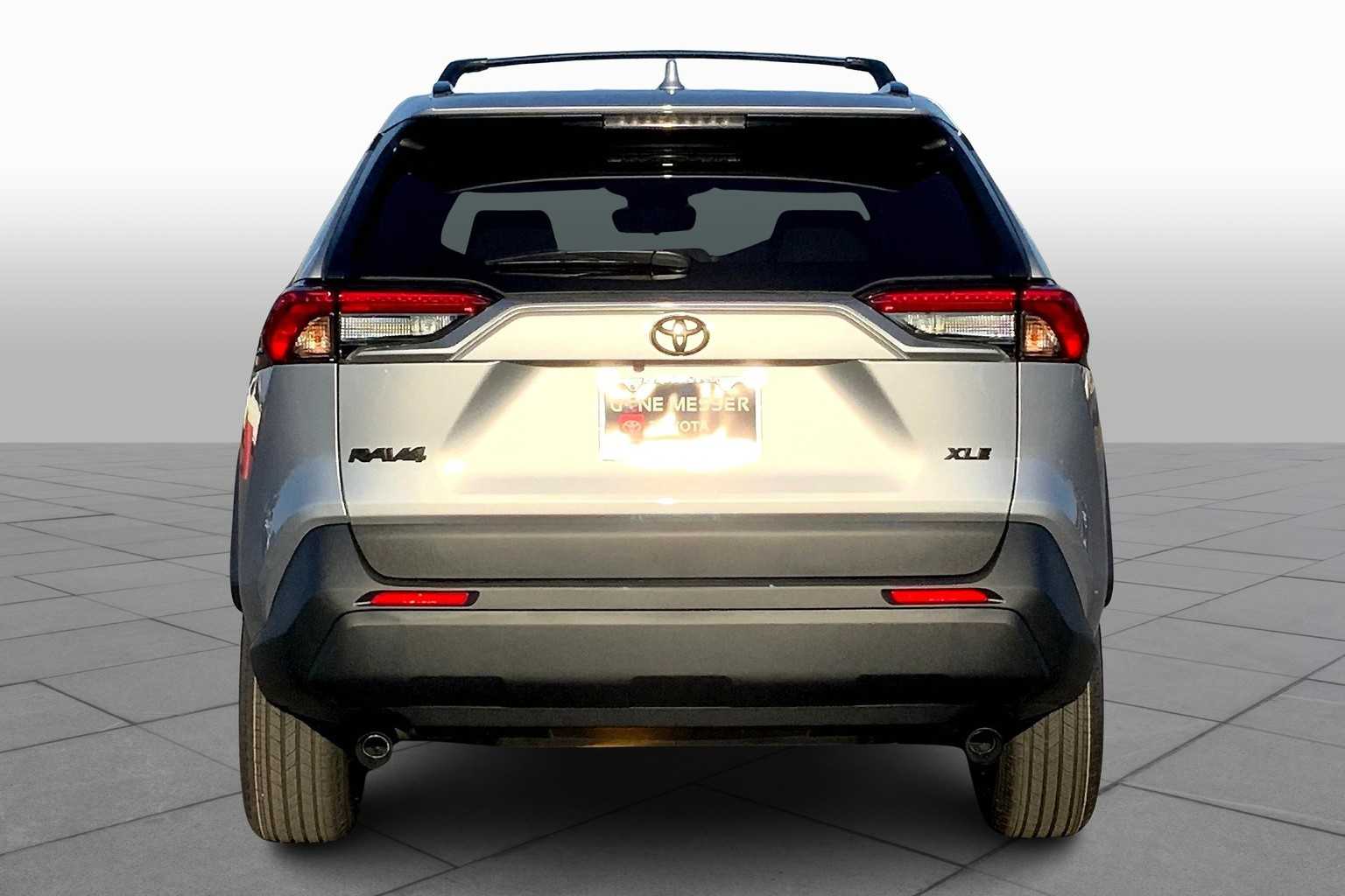 2025 Toyota RAV4 XLE photo 3