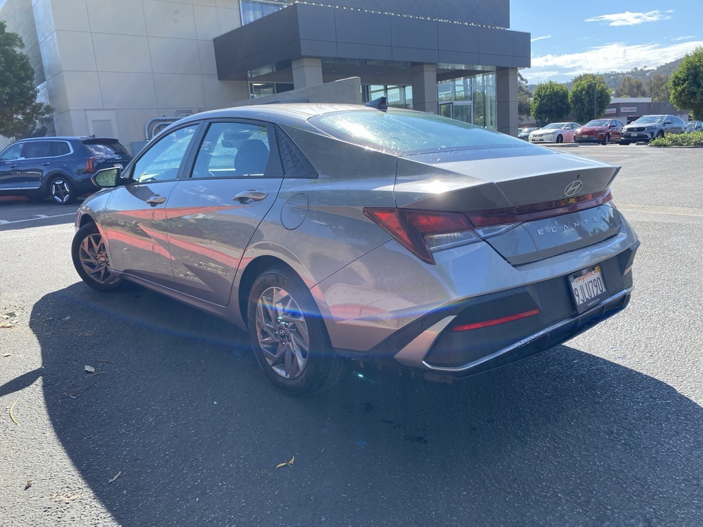2024 Hyundai Elantra SEL photo 2