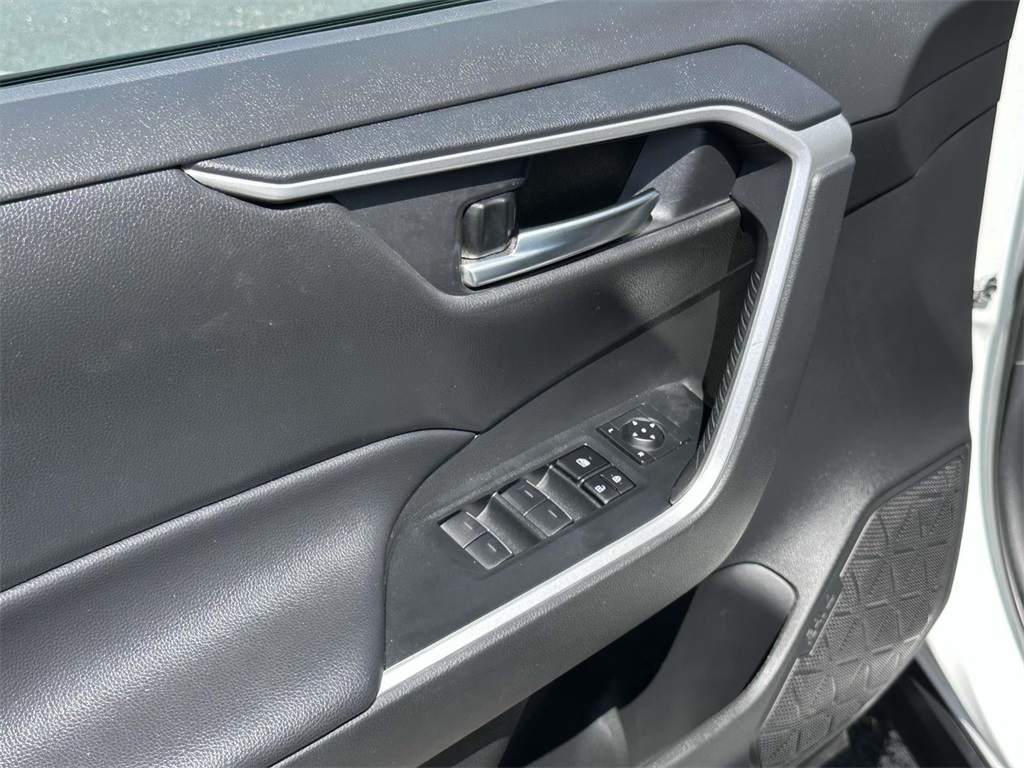 2024 Toyota RAV4 Hybrid XLE photo 16