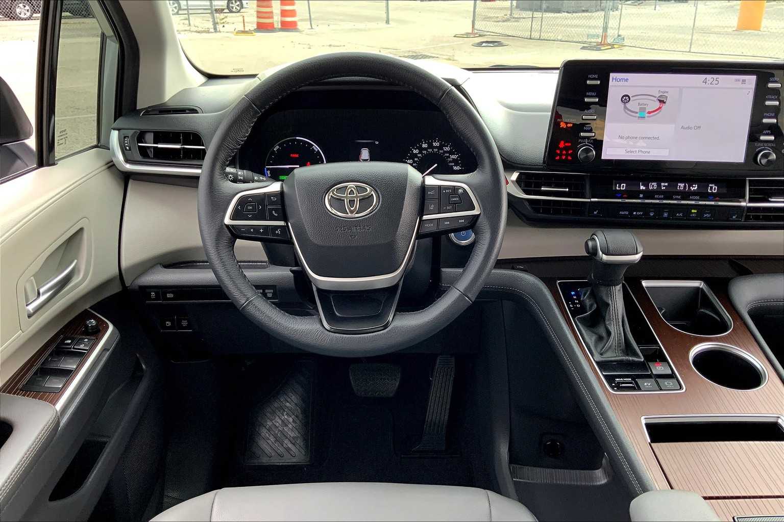 2024 Toyota Sienna XLE photo 5