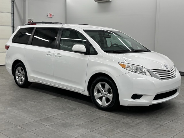 2017 Toyota Sienna LE's photo