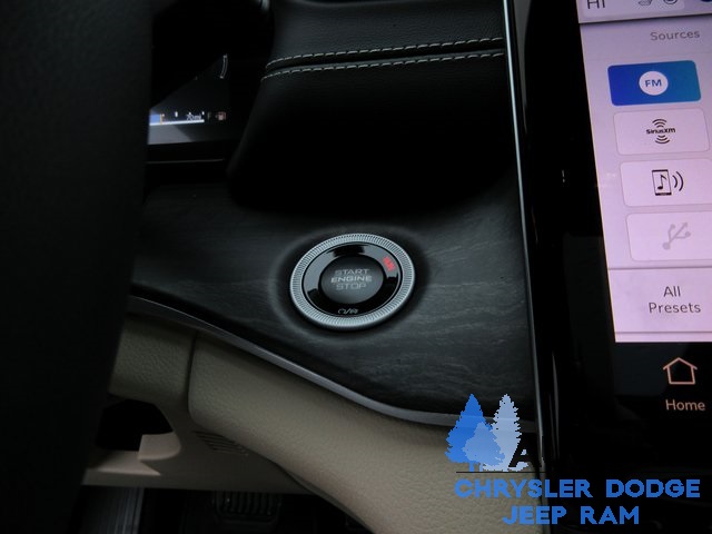 2025 Jeep Grand Cherokee Limited photo 9