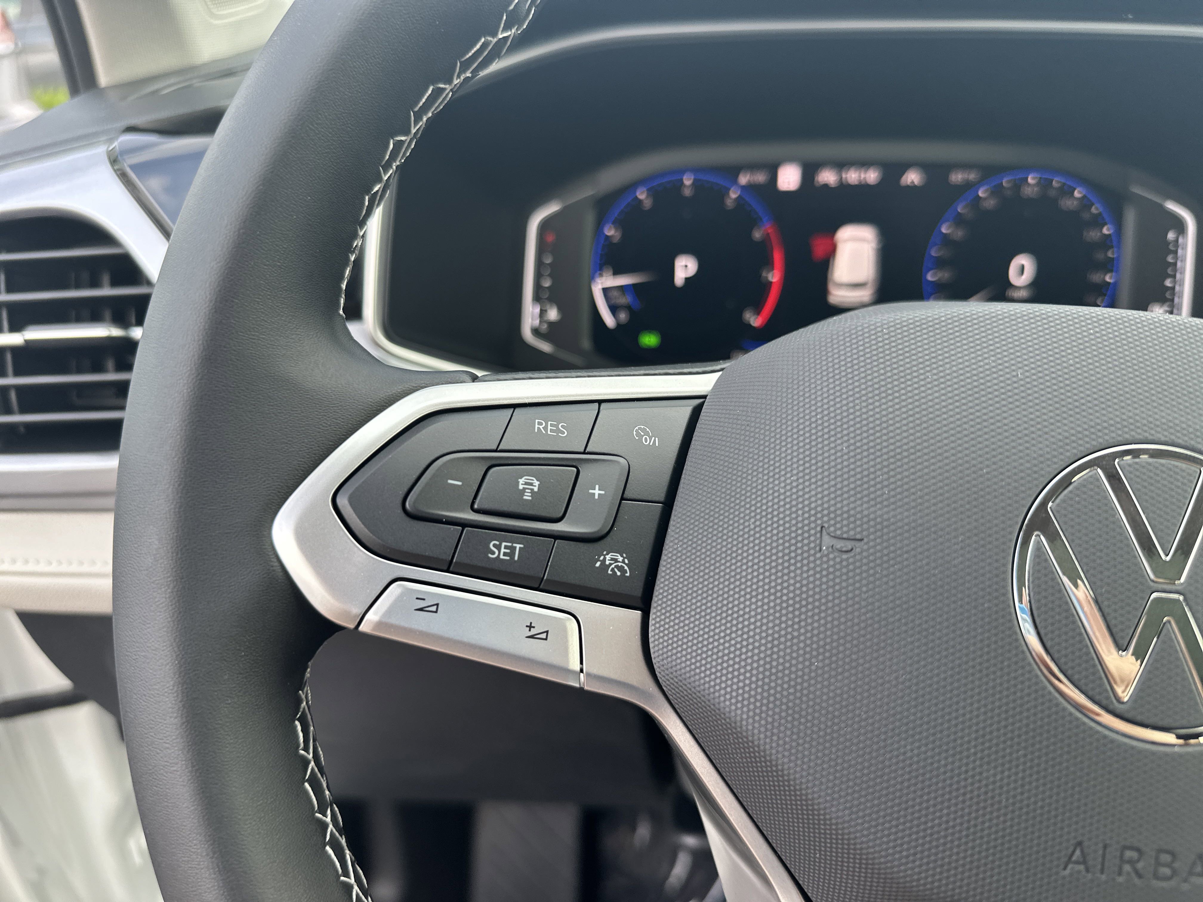 2025 Volkswagen Tiguan SE photo 4