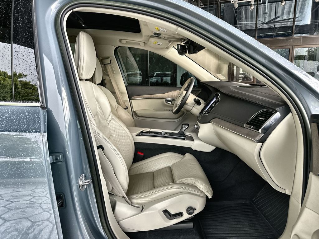 2022 Volvo XC90 T6 Inscription photo 28