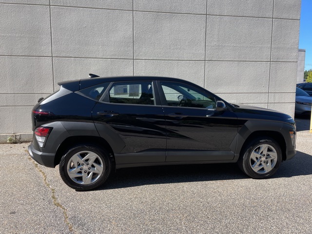 2025 Hyundai Kona SE photo 3