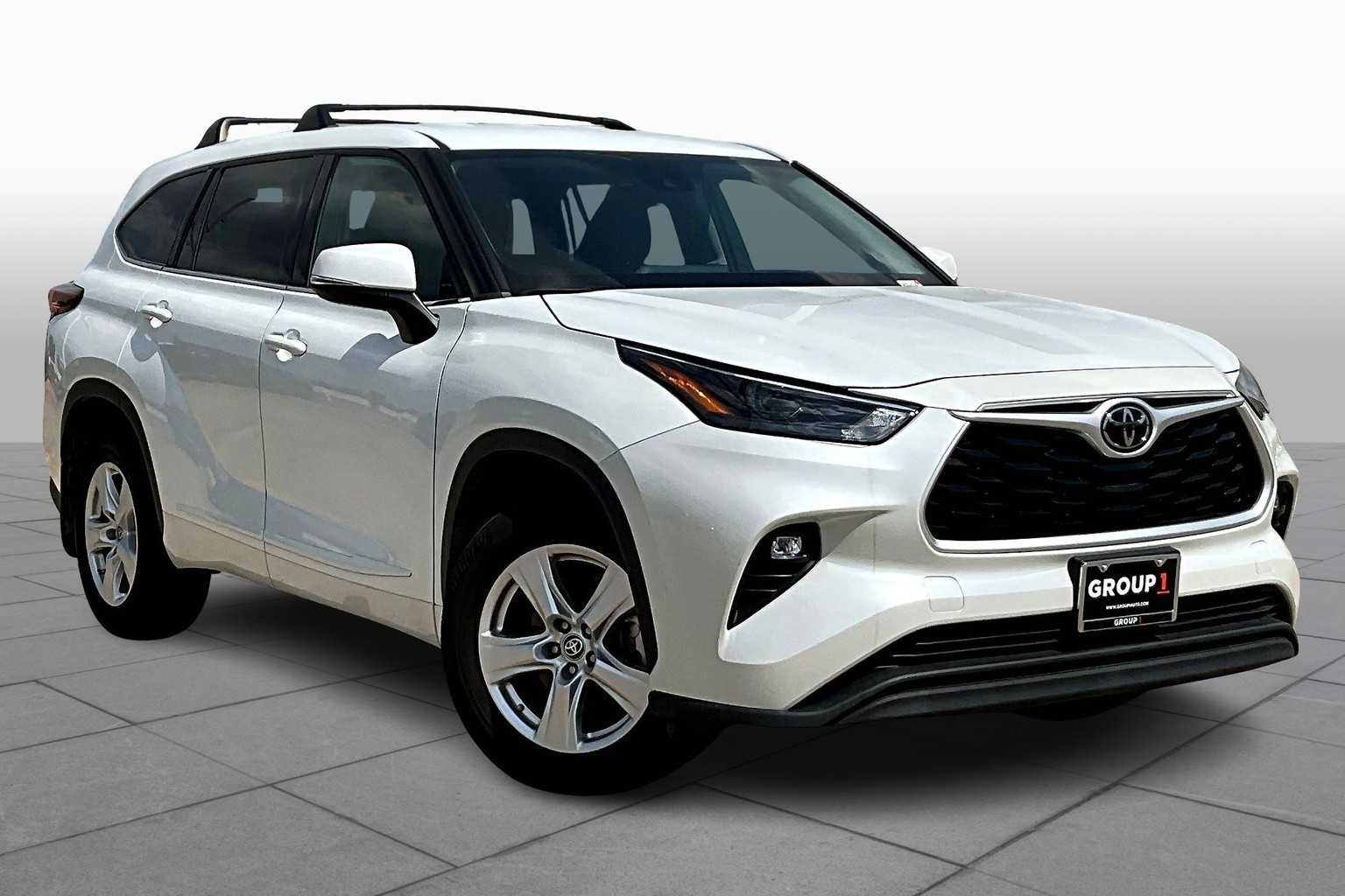 2022 Toyota Highlander LE photo 4