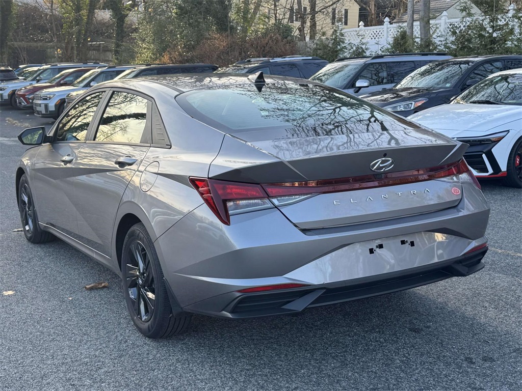 2023 Hyundai Elantra SEL photo 3
