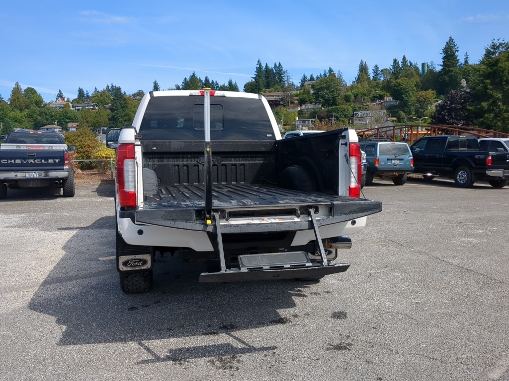 2017 Ford F-350 Platinum photo 24