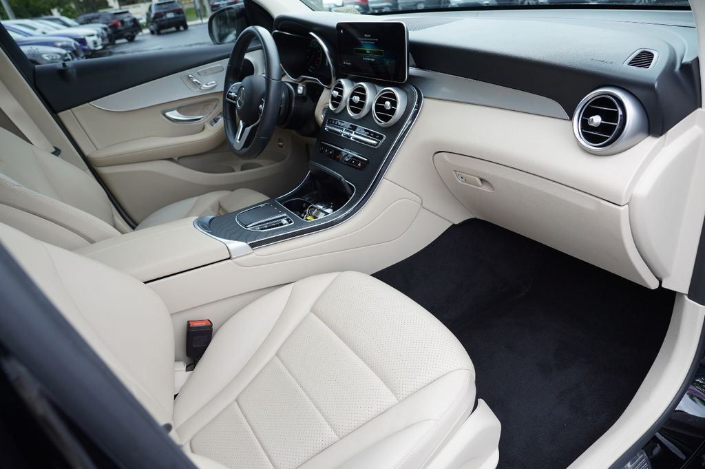 2022 Mercedes Benz GLC 300 photo 9