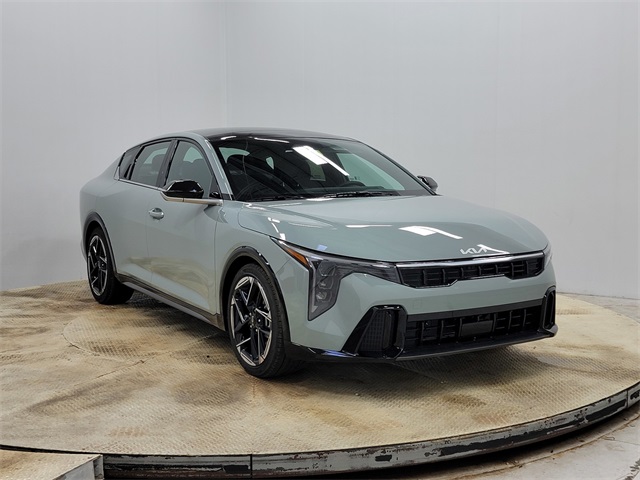 2025 Kia K4 GT-Line photo 2