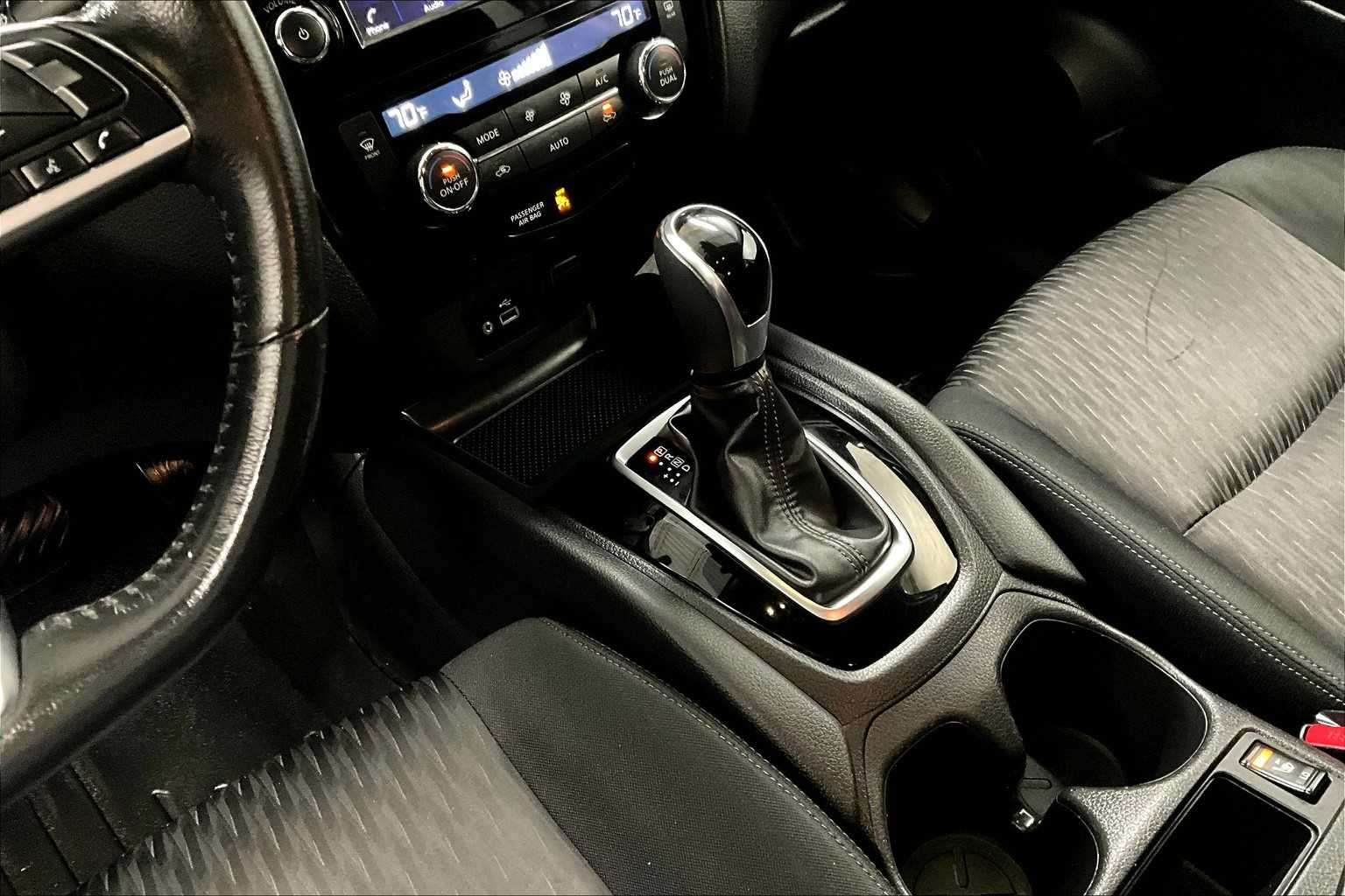 2019 Nissan Rogue SV photo 14