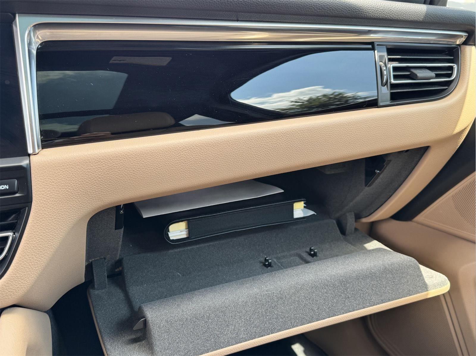 2021 Porsche Macan Base photo 53