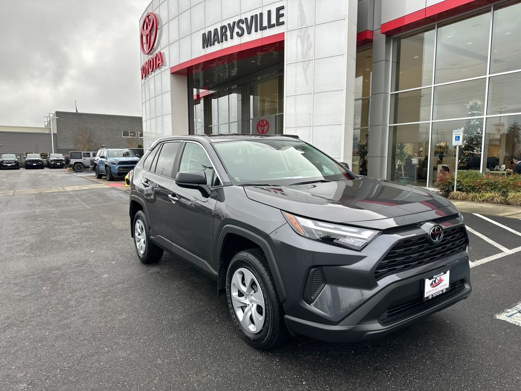 2025 Toyota RAV4 LE's photo